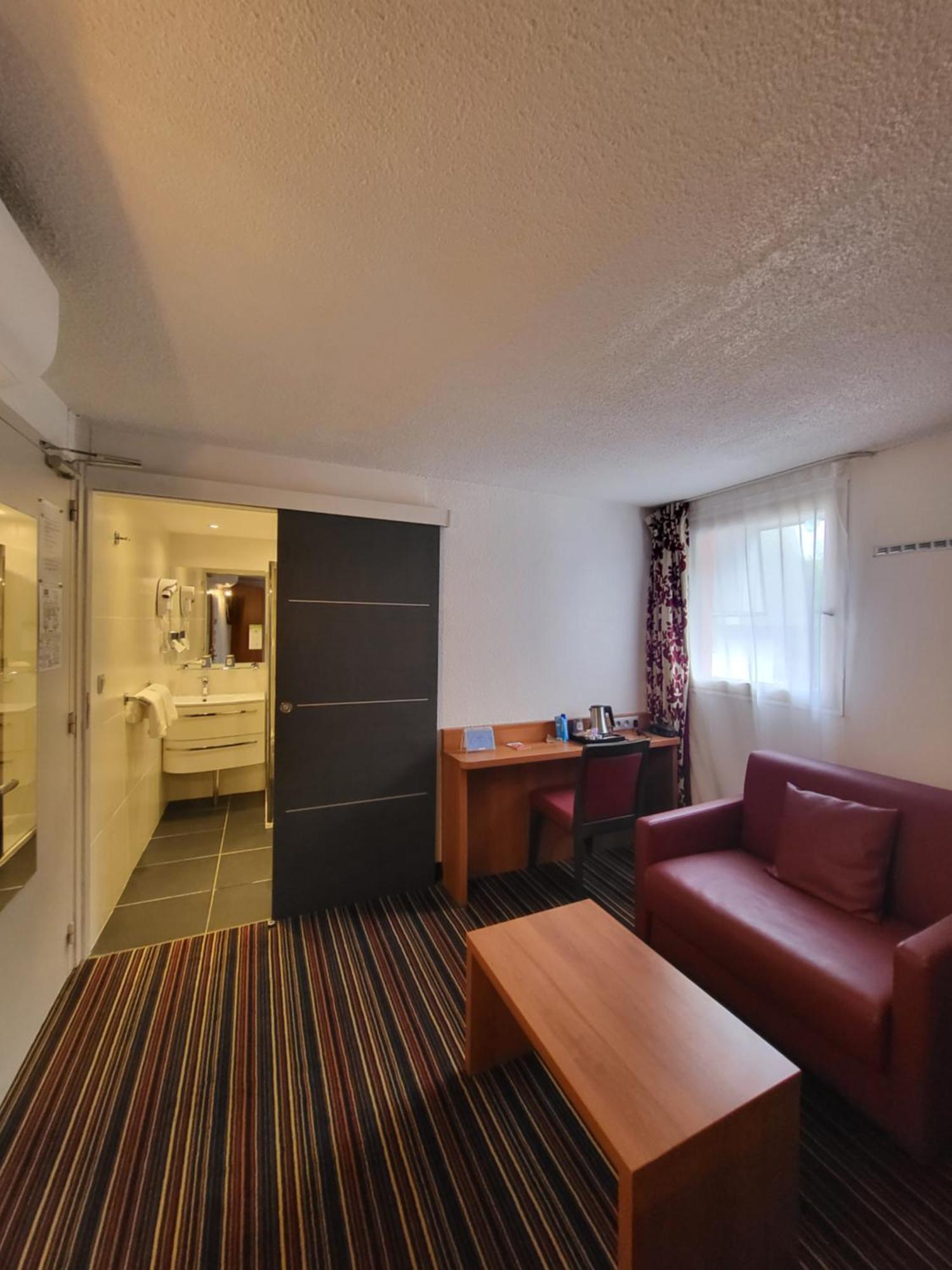 Kyriad Saint Quentin En Yvelines - Montigny Exterior photo