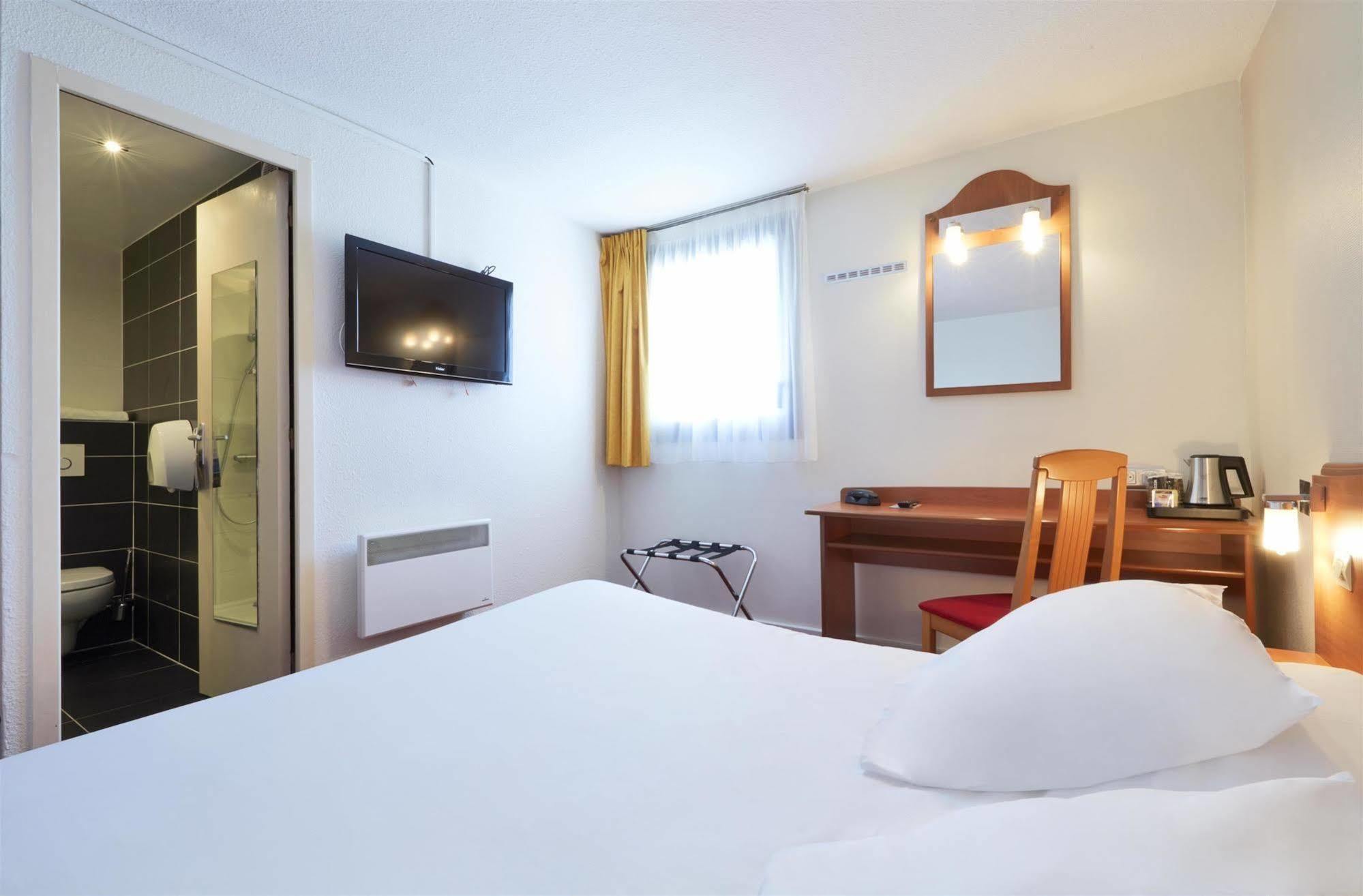 Kyriad Saint Quentin En Yvelines - Montigny Exterior photo