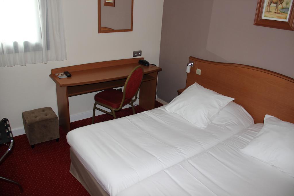Kyriad Saint Quentin En Yvelines - Montigny Room photo