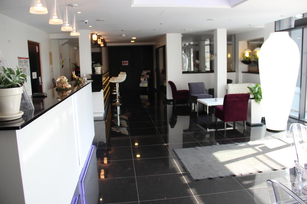 Kyriad Saint Quentin En Yvelines - Montigny Exterior photo