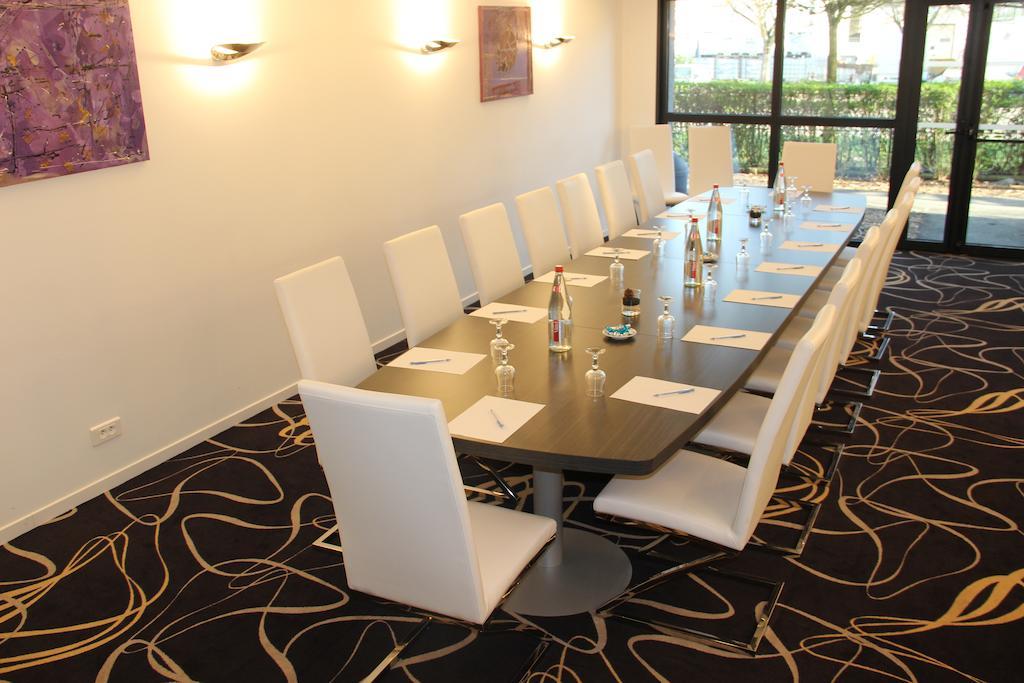 Kyriad Saint Quentin En Yvelines - Montigny Exterior photo